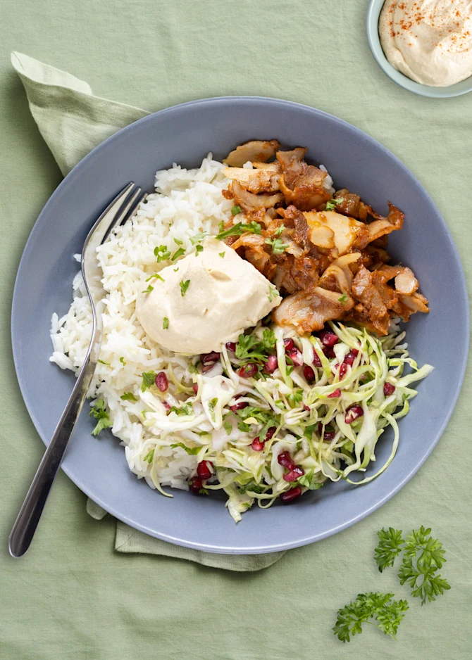Kebabbowl med hvidløgsris og kålsalat. Hertil hummus