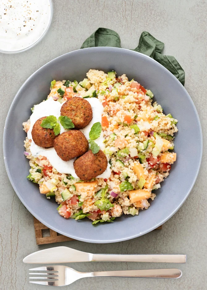 Couscoussalat med melon og falafler. Hertil myntedressing