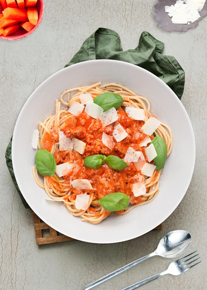 Salsicciapasta med parmesanost. Hertil gulerødder
