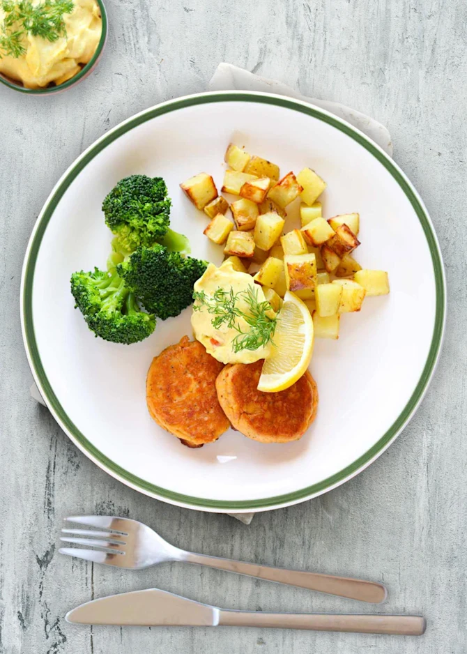 Fiskedeller serveret med kartoffeltern og broccoli. Hertil grov remoulade