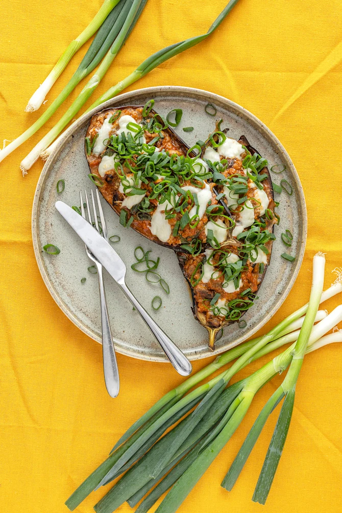 Bagte auberginer med hakket grønt 