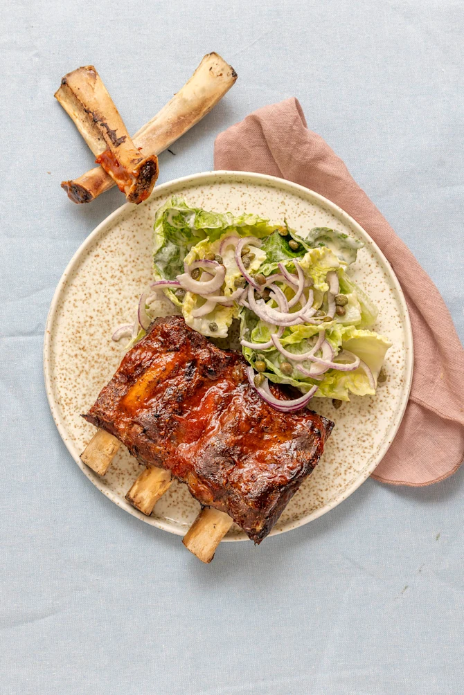 Kalveben og salat med blåost