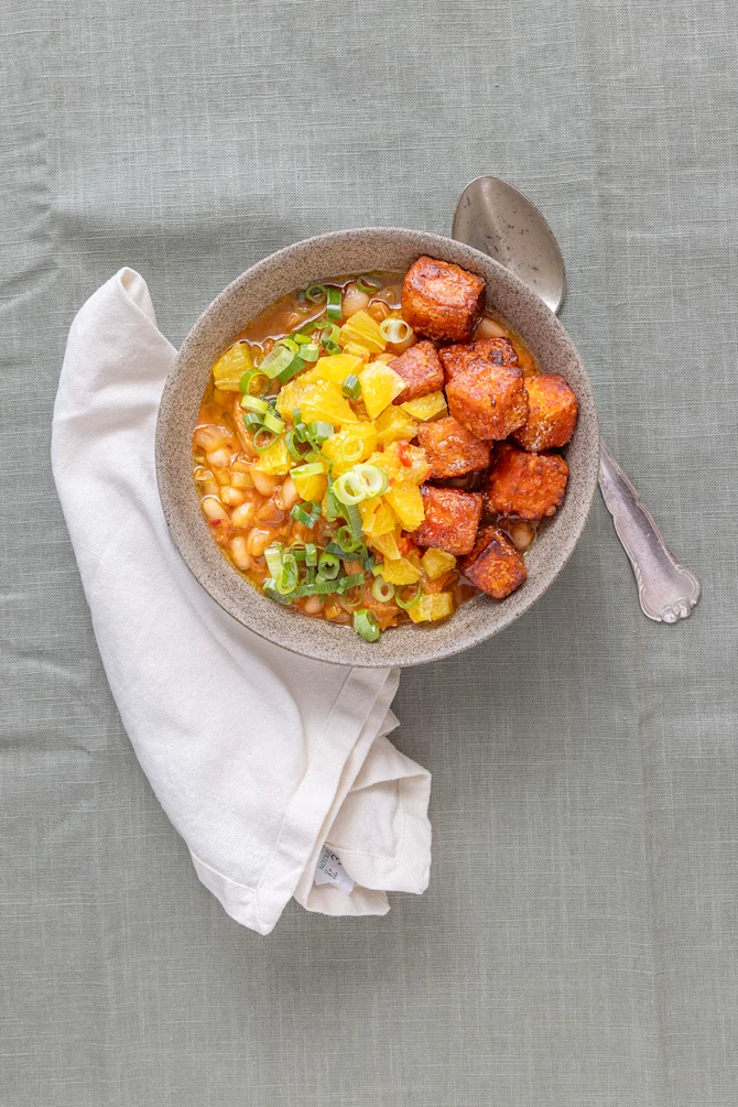 Gylden tofu, kimchi og hvide bønner