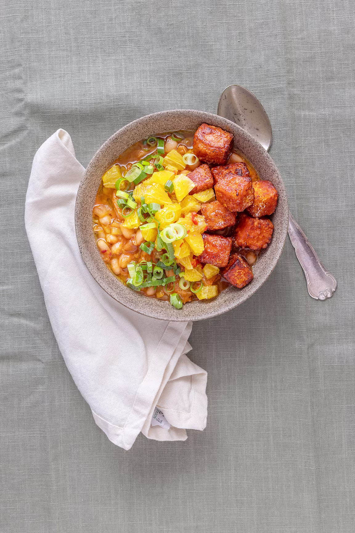 Gylden tofu, kimchi og hvide bønner