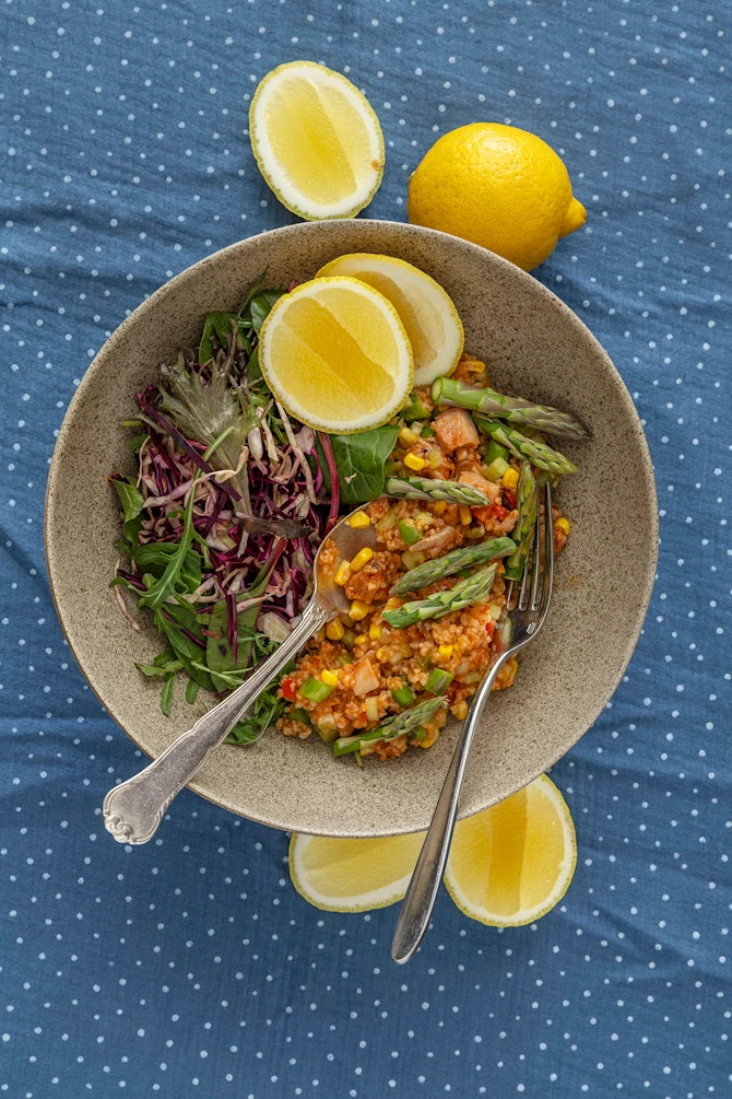 Bulgursalat, sambal oelek og kylling