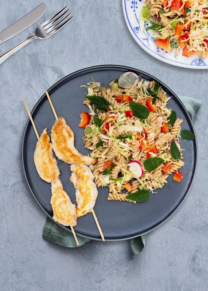 Kyllingespyd med hurtig pastasalat og cremet dressing - til to dage