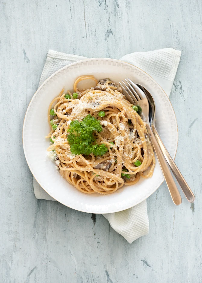 Pasta med svampe, ærter og æg. Hertil parmesan