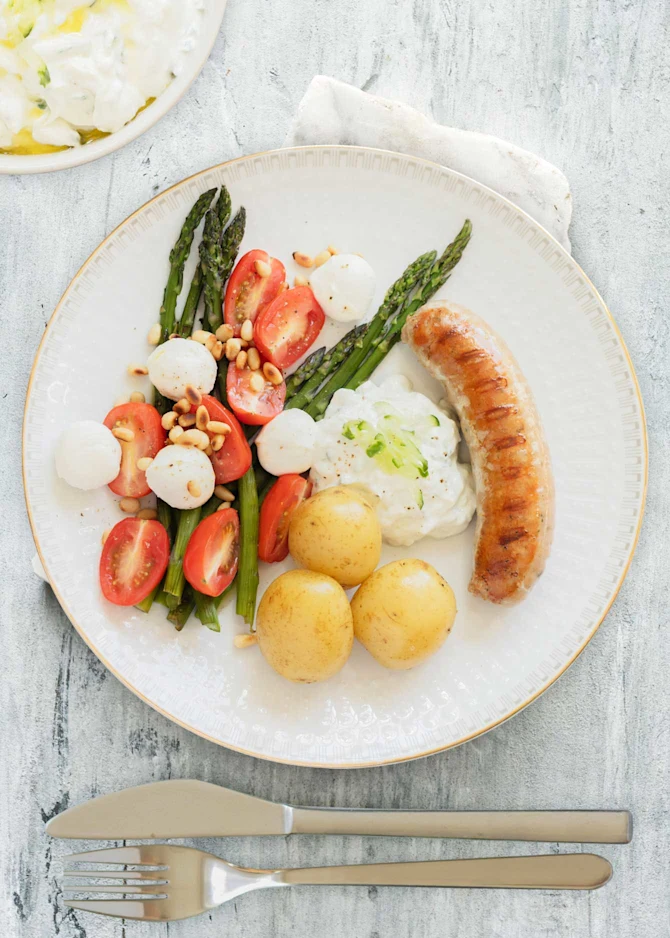 Pølser med kartofler, grillet aspargessalat og tzatziki