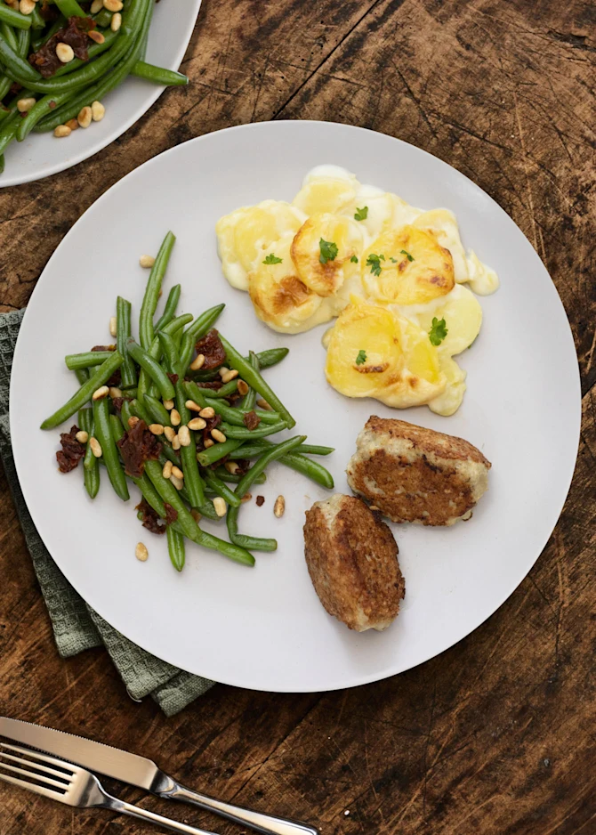 Kyllingedeller med flødekartofler og bønnesalat