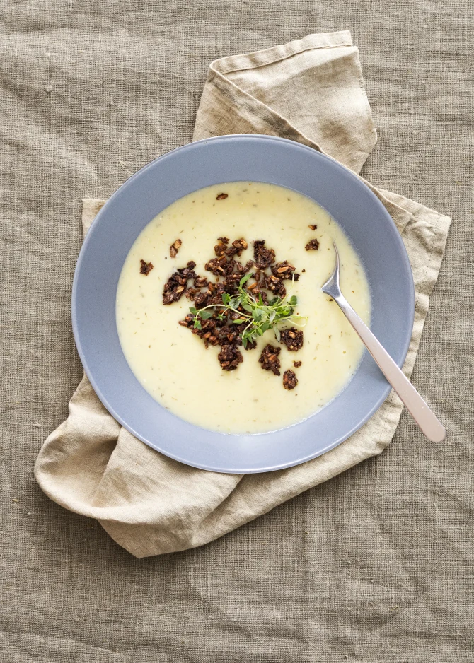 Kartoffel- og porresuppe med friskost og rugbrødsdrys