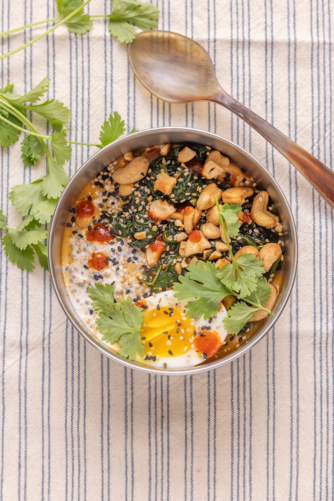 Spicy overnight oats med nødder og æg