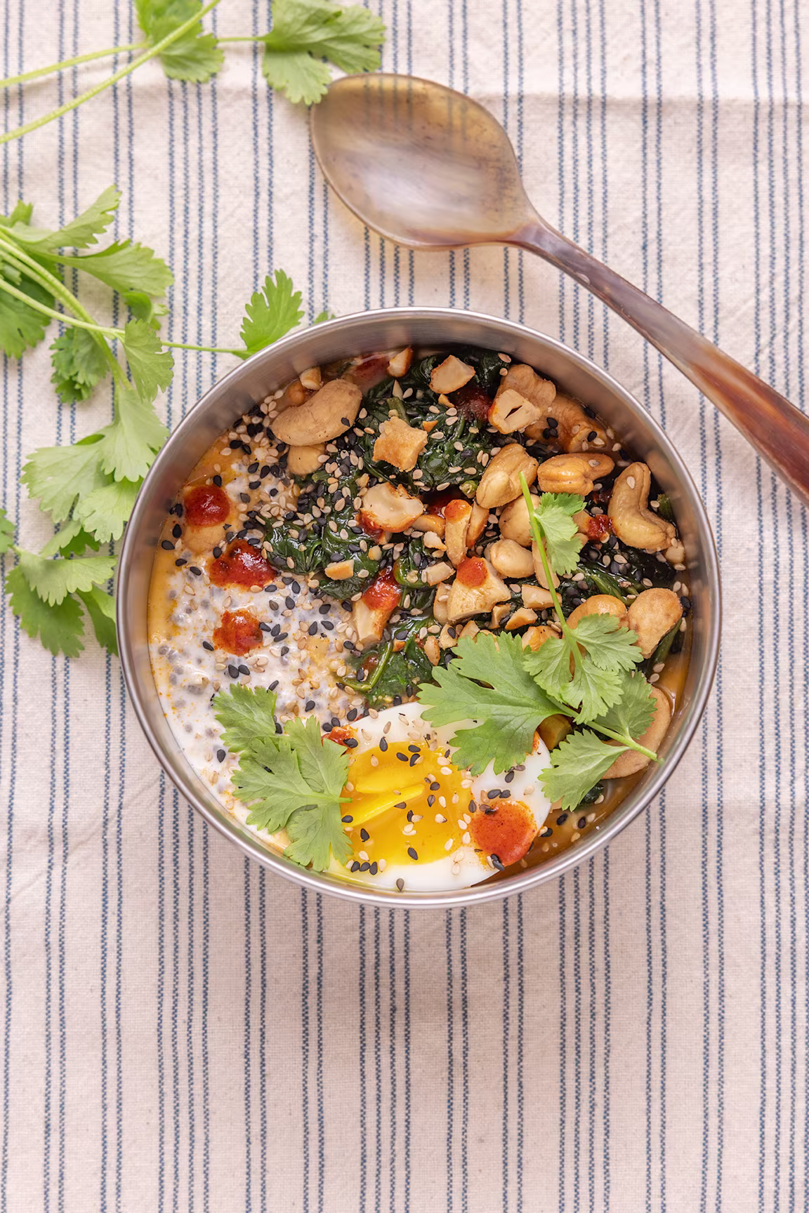 Spicy overnight oats med nødder og æg