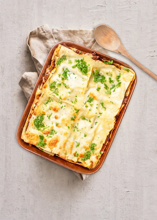 Lasagne med oksekød, spidskål og mozzarella