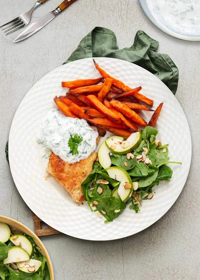 Panerede koteletter med søde fritter, persilledressing og pæresalat