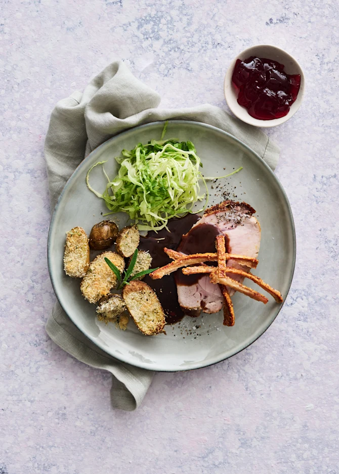 Flæskesteg med parmesangratinerede kartofler og jordskokker