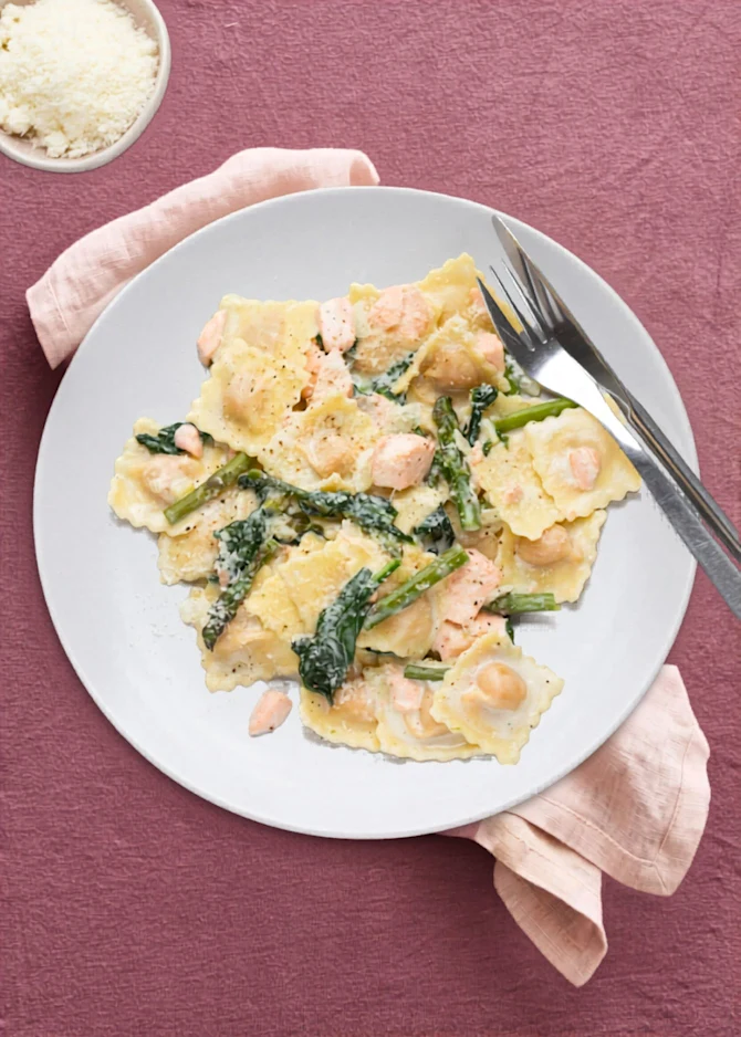 Cremet ravioli med laks og grønne asparges