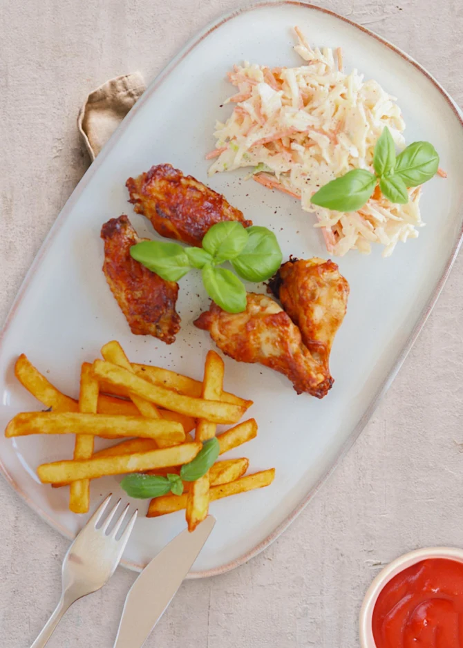 Smokey wings med fritter, coleslaw og ærter