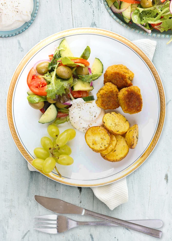 Sprøde falafler, ovnkartofler og salat. Hertil hvidløgsdressing og vindruer