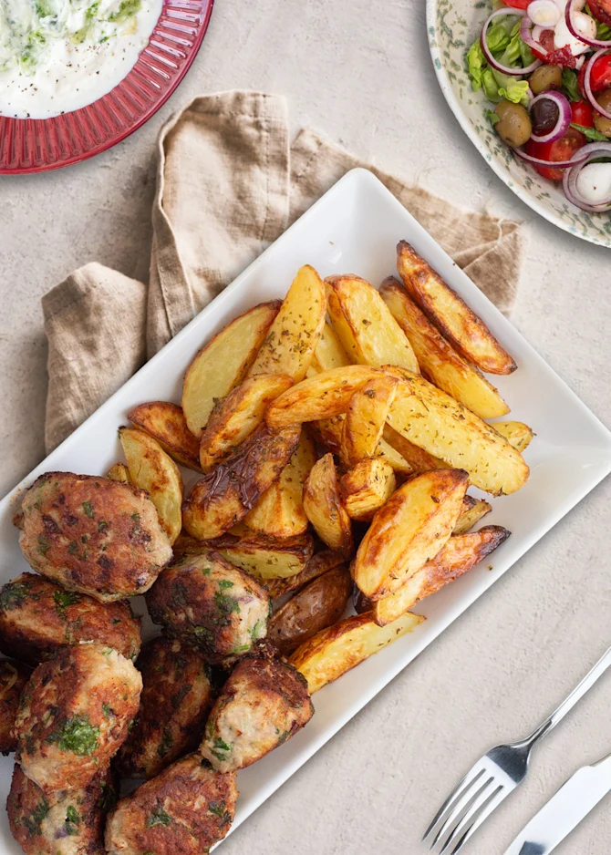 Græske bifteki med ovnkartofler, tzatziki og salat