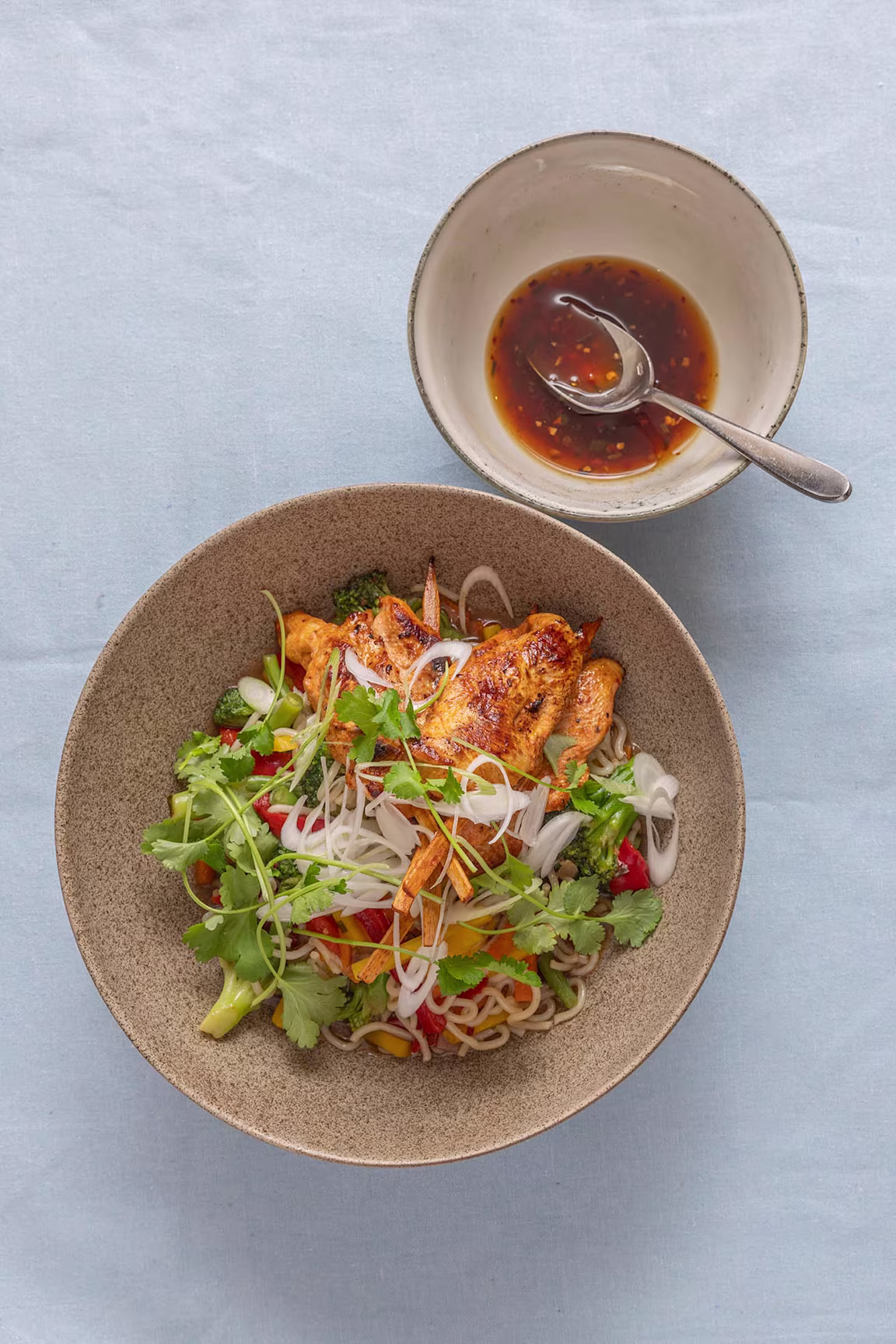 Kyllingesticks med nudler, wokblanding og soyadressing 
