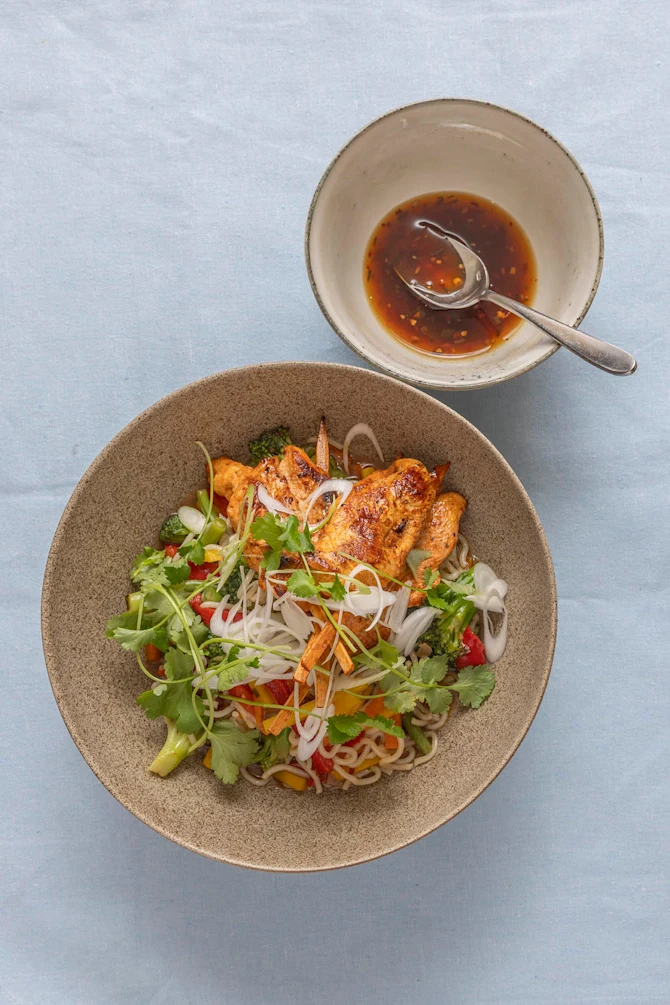 Kyllingesticks med nudler, wokblanding og soyadressing