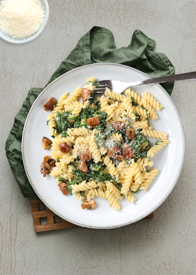 Pasta med cremet grønkål og ristede svampe