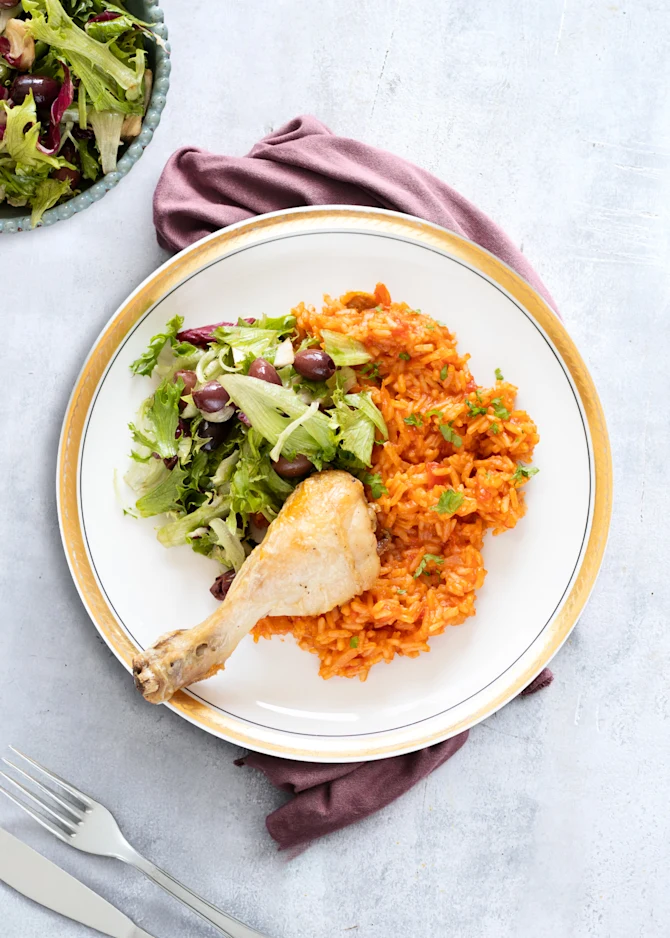 Kyllingelår med spanske ris og grøn salat