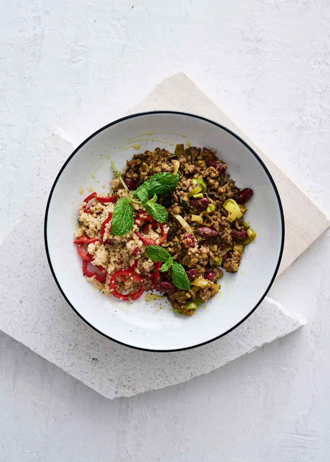 Couscous med oksekød, aubergine, squash, porrer og røde bønner