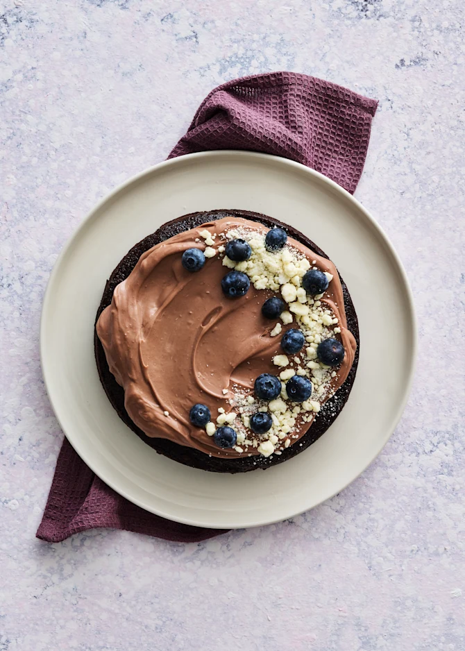Glutenfri chokoladekage med chokoladecreme og krystalliseret hvid chokolade