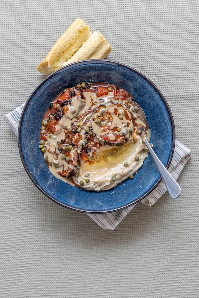 Loaded hummus med aubergine og bønner