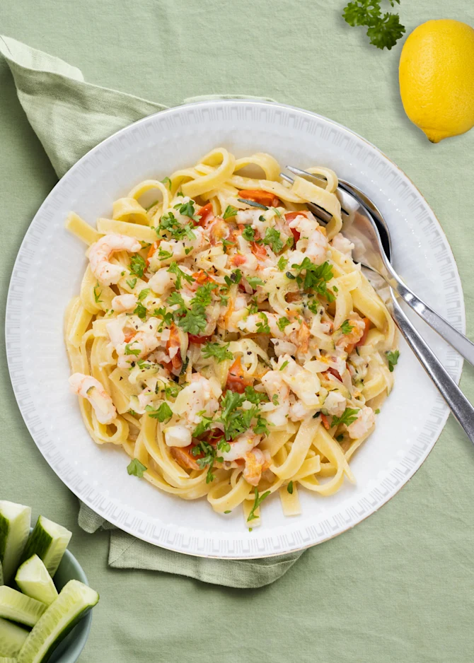 Frisk pasta med rejer, hvidløg, cherrytomater og citron