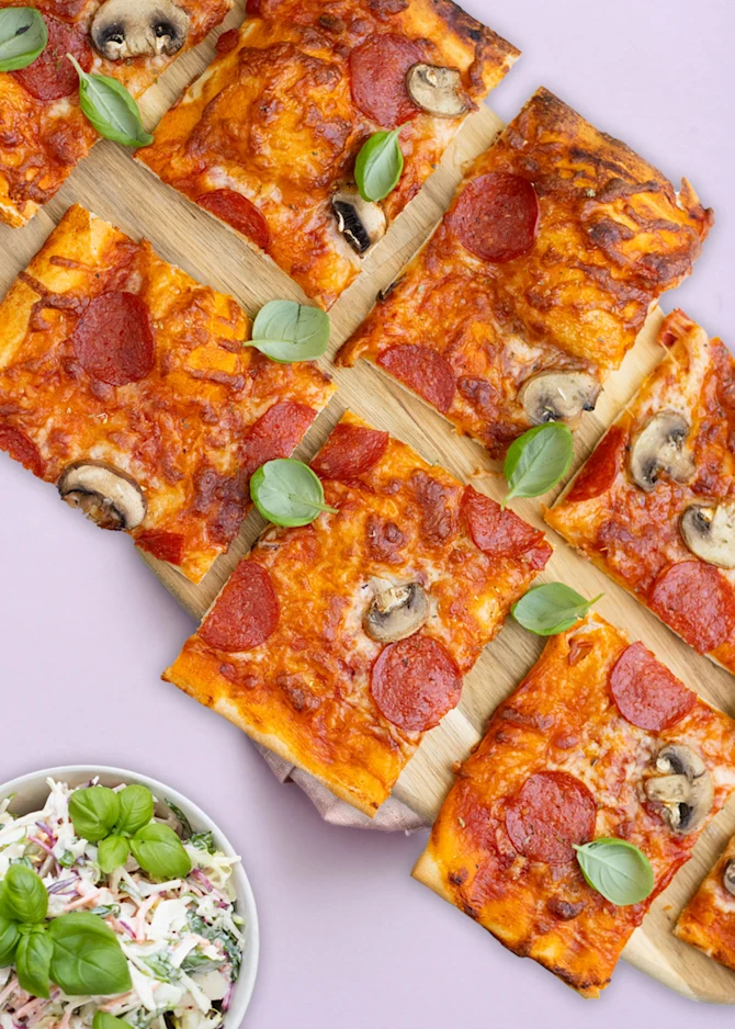 Pizza med pepperoni og champignoner