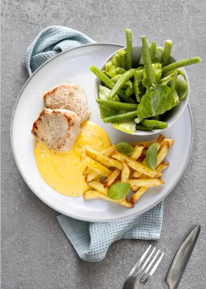 Mørbradbøffer med fritter, sprød salat og bearnaisesovs