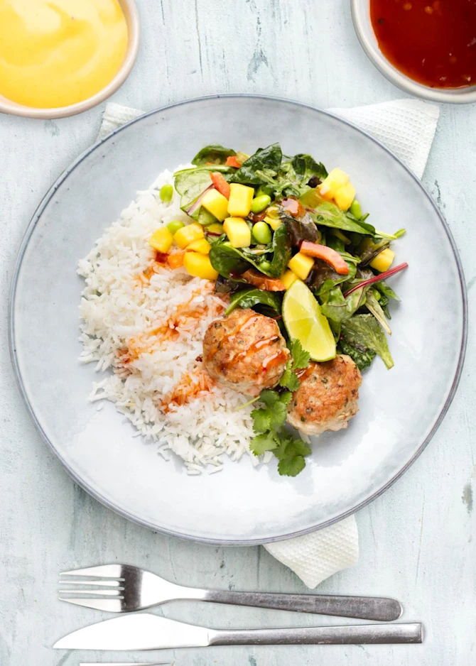 Asiatiske frikadeller med ris og mangosalat