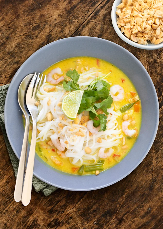 Kokoskarry med risnudler, rejer og peanuts