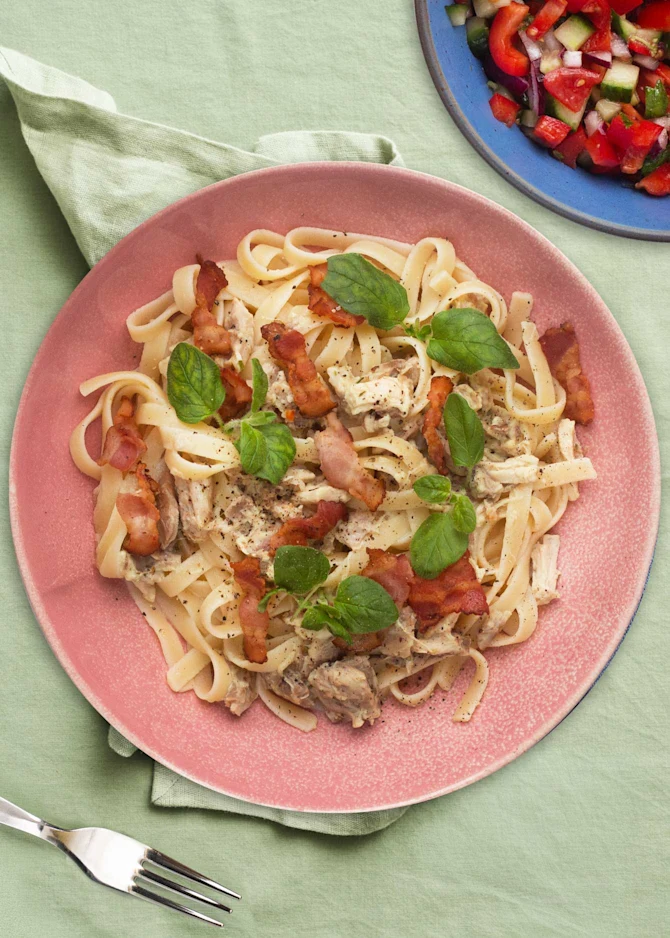 Frisk pasta med cremet kylling og bacon. Hertil salat