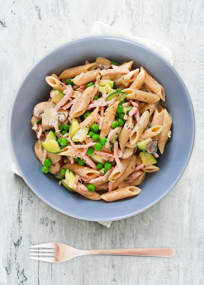 Cremet pasta med skinkestrimler