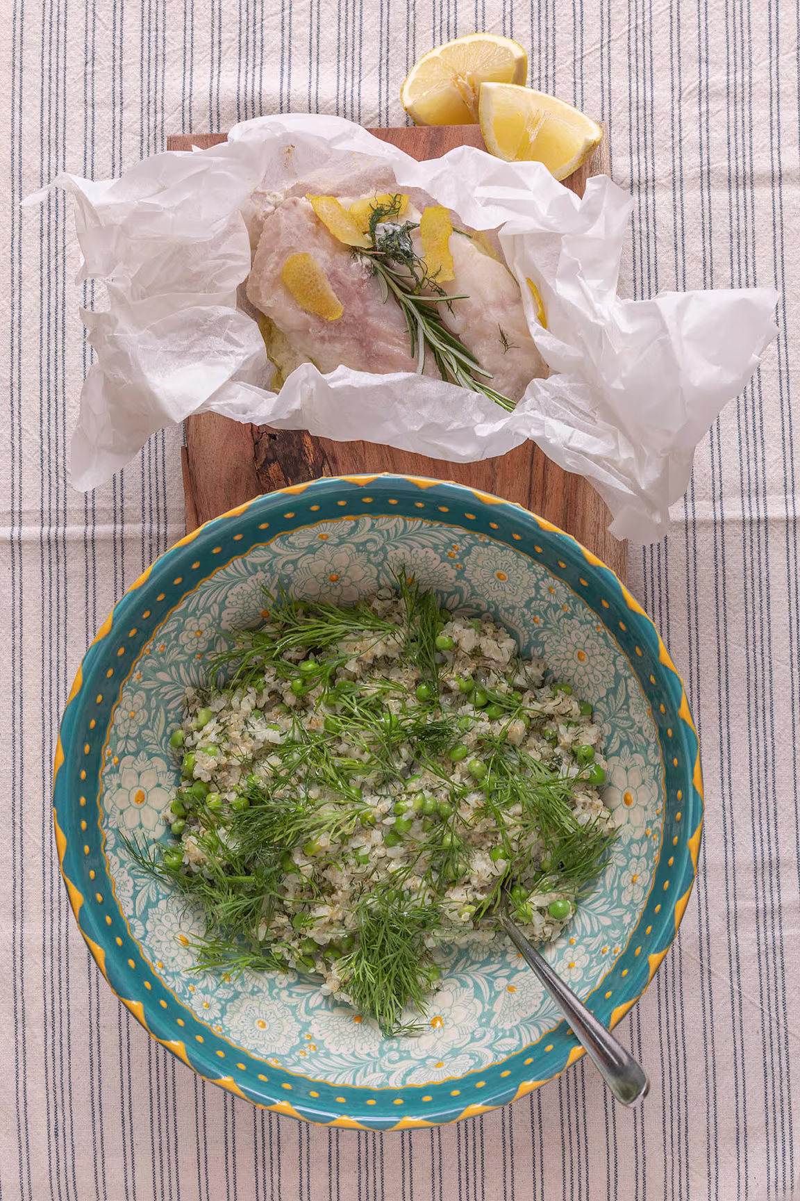 Havkat en papilotte med cremet blomkål, ærter og quinoa