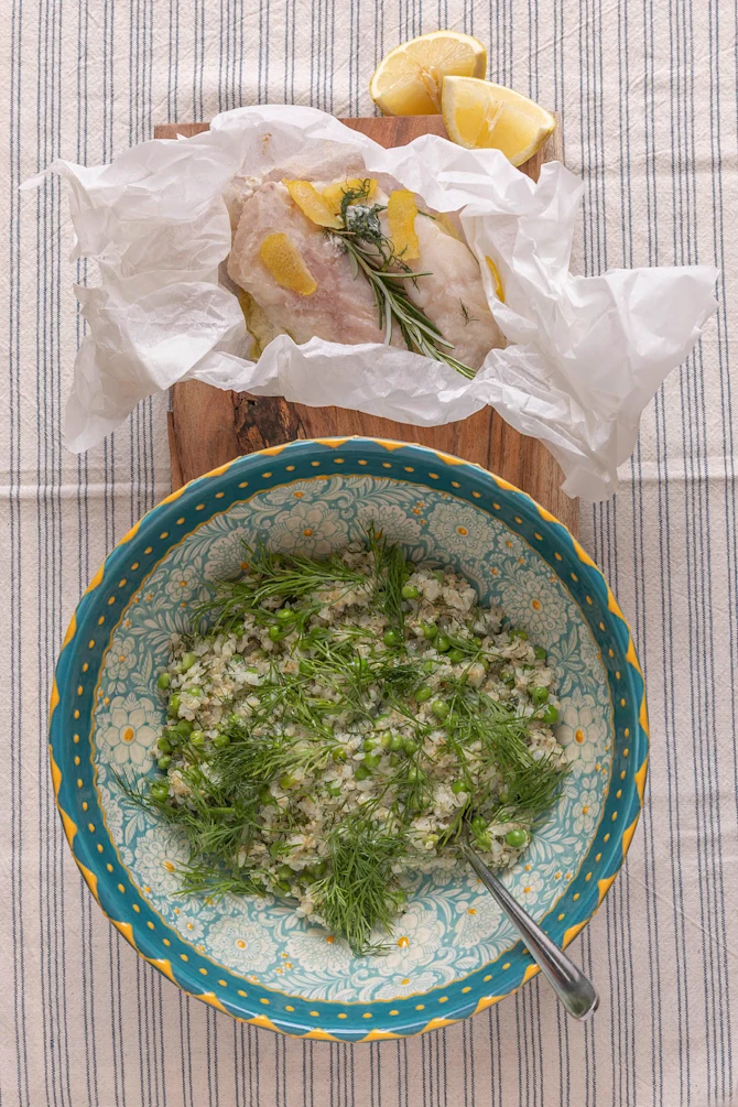 Havkat en papilotte med cremet blomkål, ærter og quinoa