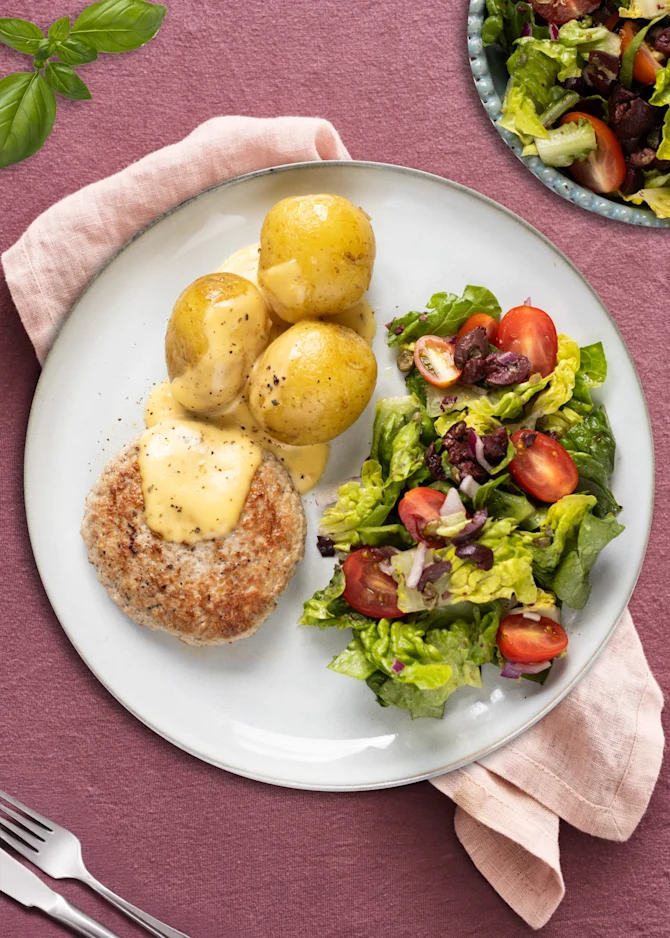 Hakkebøffer af svinekød med kartofler og sprød salat. Hertil bearnaisesauce