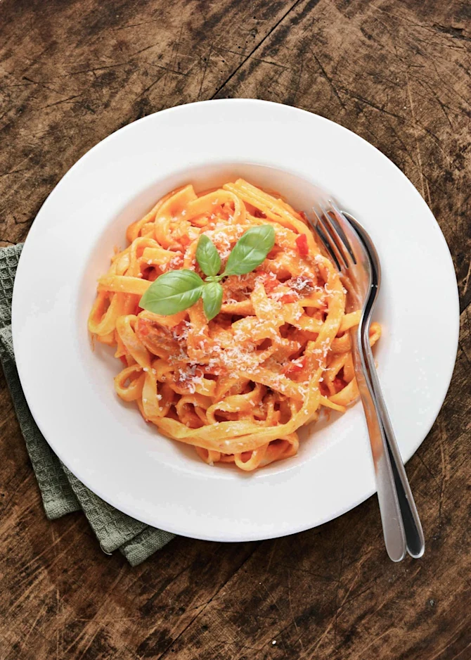 Frisk pasta i cremet peberfrugtsauce med soltørrede tomater