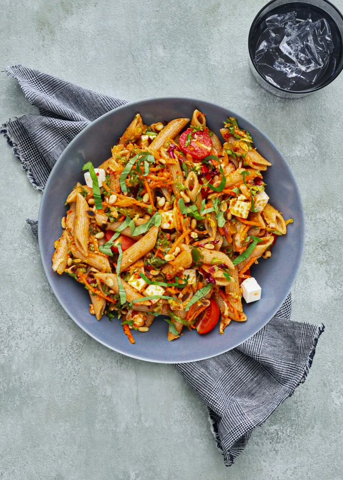 Pastasalat med salatost, pesto og pinjekerner