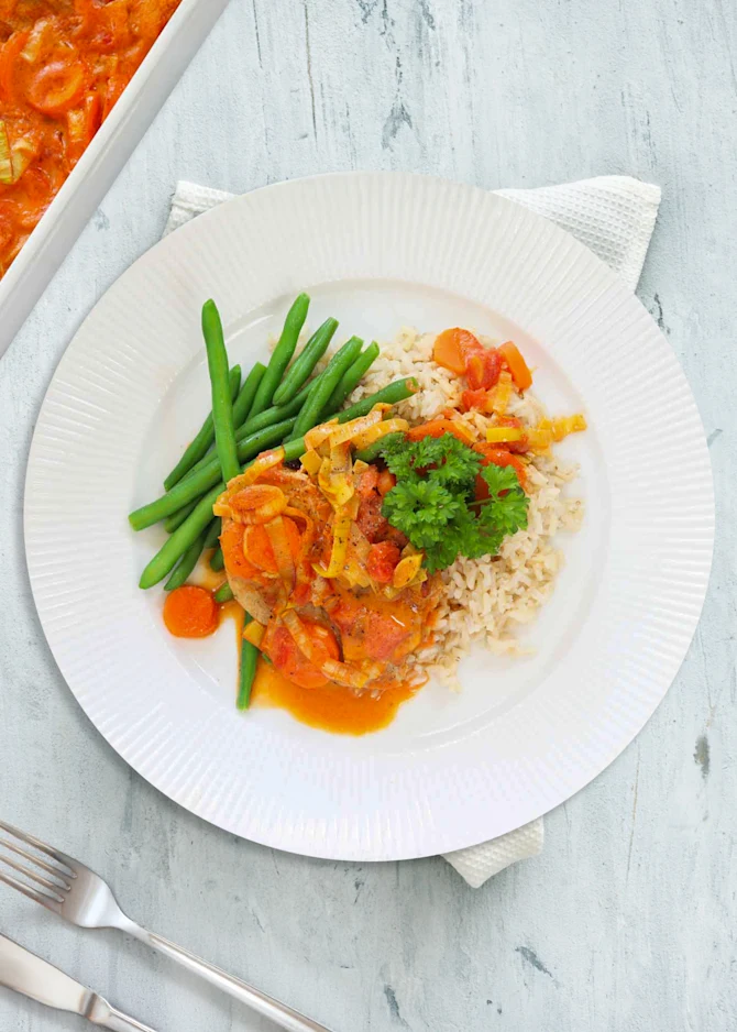 Koteletter i fad med ris og bønner