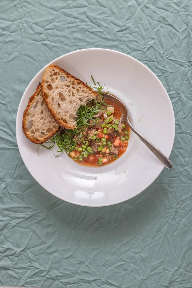 Tomatiseret suppe med oksespidsbryst og bønner