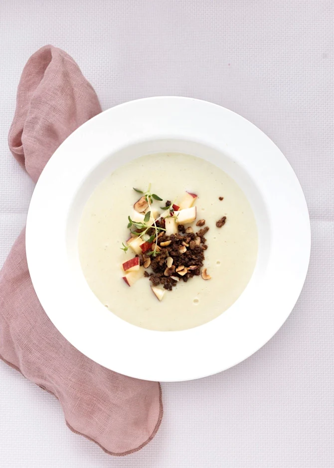  Jordskokkesuppe toppet med æble og rugbrødsknas med hasselnødder