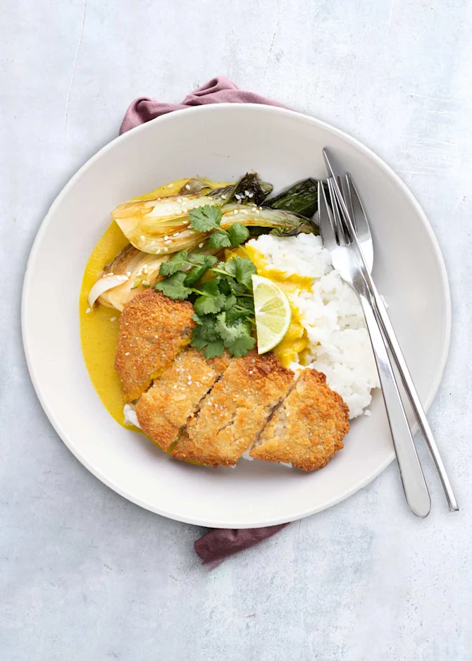 Fiskefilet med fyldig karrysovs og pak choi. Hertil ris