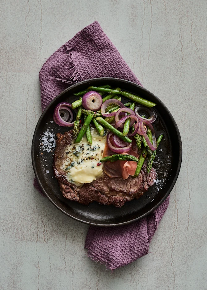 Steak med gorgonzola, parmaskinke og asparges