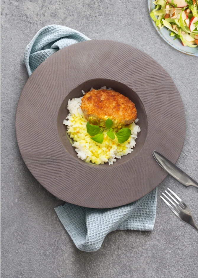 Nemme karbonader med ris og karrysauce. Hertil salat