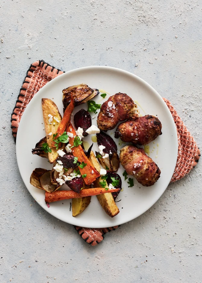 Æble-bacon frikadeller med bagte rodfrugter