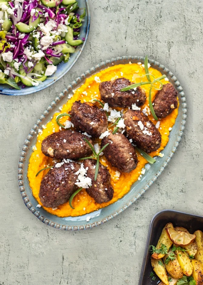 Græske deller serveret med gulerodscreme, sprøde ovnkartofler og salat